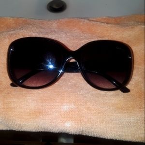 Gucci sunglasses Guenteed Authentic therebare no marks on the lens or frame